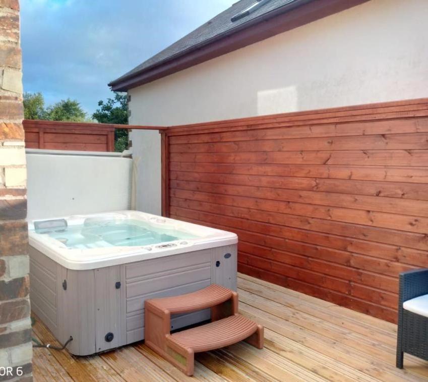 Fistral Hot Tub House For 8 On Retallack Resort Newquay  Luaran gambar